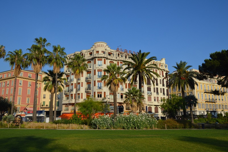 Jardin Albert 1er with palm trees in front of a bit building, one of the main things to do in Nice