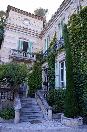 Ivy covered building at the Moulin de la Roque in Noves, France