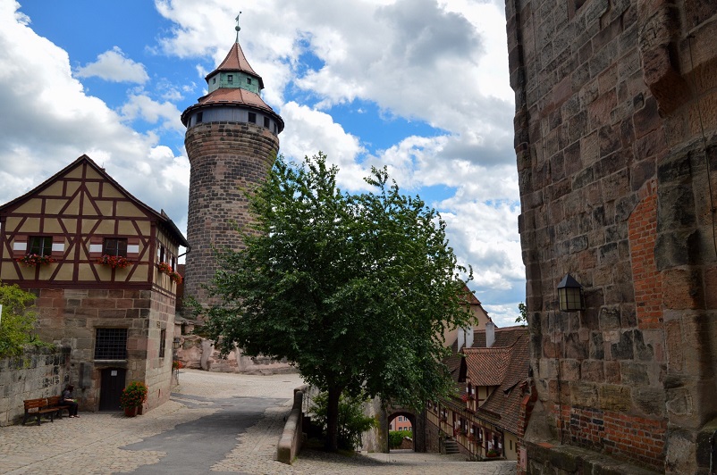 Tower and path in the Nuremberg Castle grounds