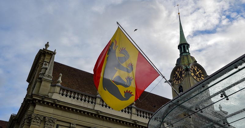Bern bear flag in front of a church in front of Bern Bahnhof