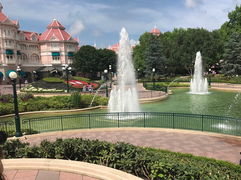 Fountains and buildings at Disneyland Paris