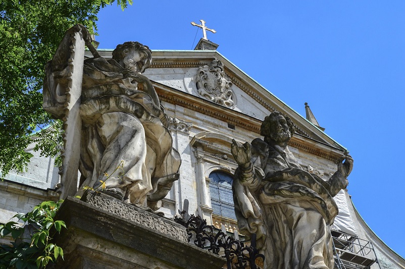 Two sculptures of people outside the Church of Saints Peter and Paul in Krakow