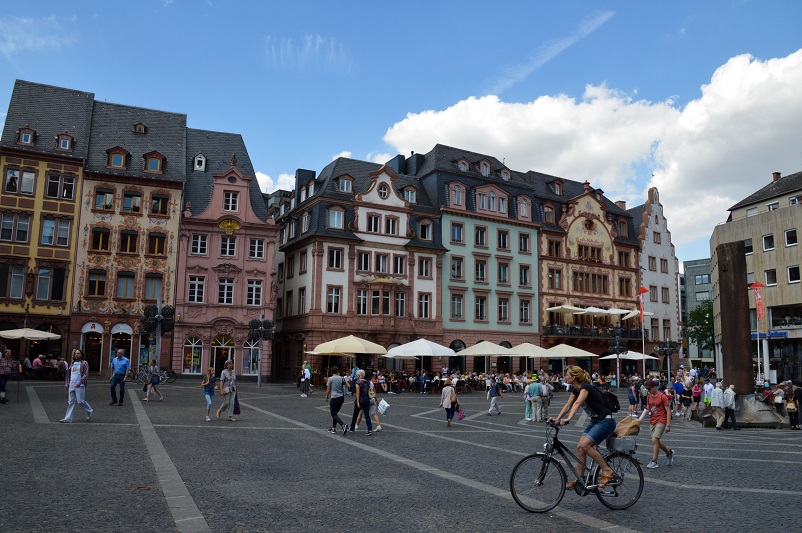 Big open square with colorful buildings in the background, Mainz Old Town