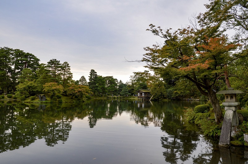Japanese garden in the fall, the best time to visit Japan