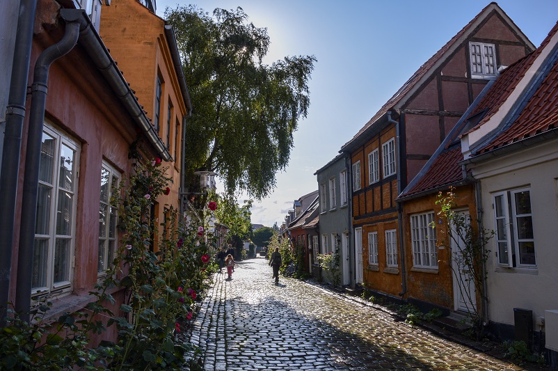 Two people walking down Møllestien street in Aarhus