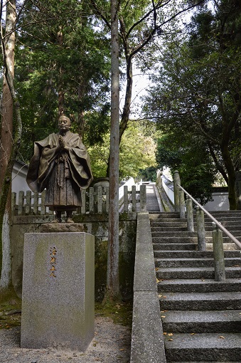 A statue next to stairs at Chion-in Temple in Kyoto