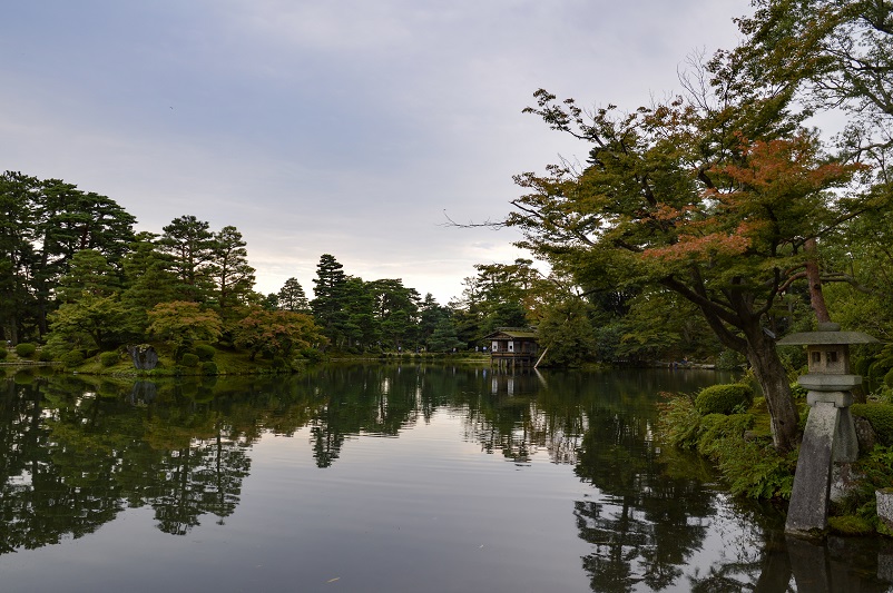 Trees and a pond in Kenroku-en Garden, one of the best Kanazawa attractions