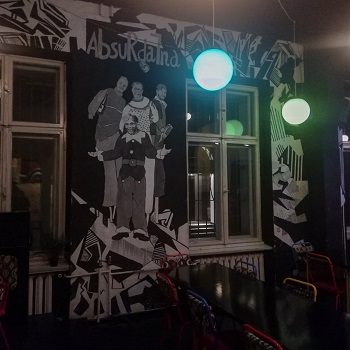 Room with a black and white wall at Absurdalna, where you can drink craft beer in Katowice
